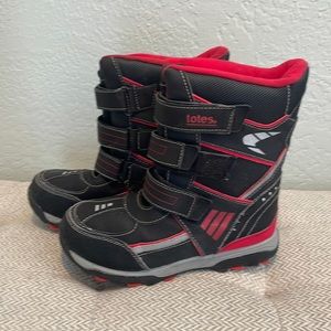 Boys Totes Apex snow boots, size 6